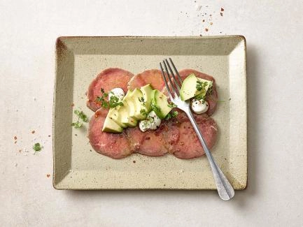 Rindscarpaccio mit Avocado und Passionsfrucht