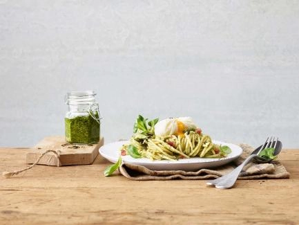 Spaghetti mit Nüsslisalat,Speck und Ei