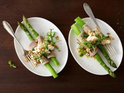 Siedfleisch-Spargel-Röllchen mit Vinaigrette