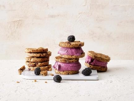 Cookies-Glace-Sandwich mit Brombeeren 