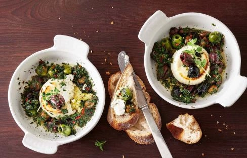 Gebackener Ricotta mit pikanten Kräuter-Oliven