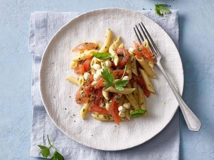 Pastasalat mit Tomaten und Mozzarella