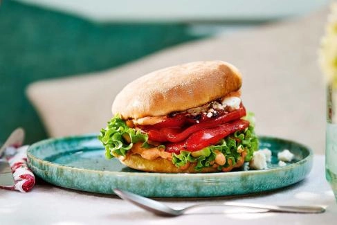 Peperoni-Burger mit Avocado und Feta