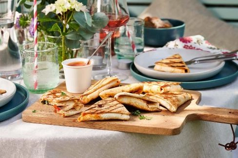 Tortilla-Täschchen mit Mozzarella und Tomaten