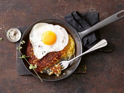 Rösti aus rohen Kartoffeln mit Spiegelei