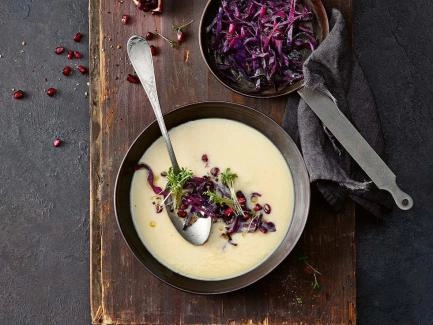 Bohnencremesuppe mit gebratenen Rotkabisstreifen