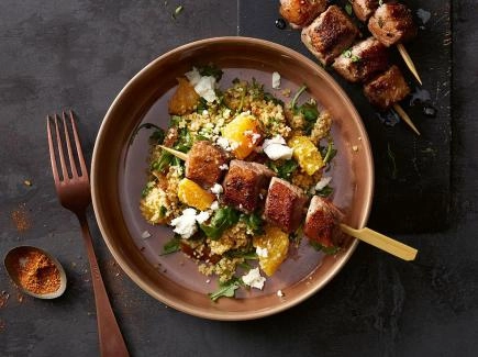 Entenspiess auf Couscous-Salat mit Orangen und Datteln