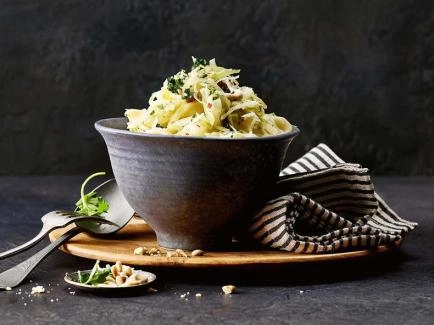 Orecchiette mit Kabisstreifen, Pinienkernen und Sultaninen