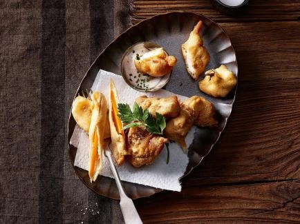 Poulet und Gemüse in Bierteig frittiert mit Sauerrahm-Dip