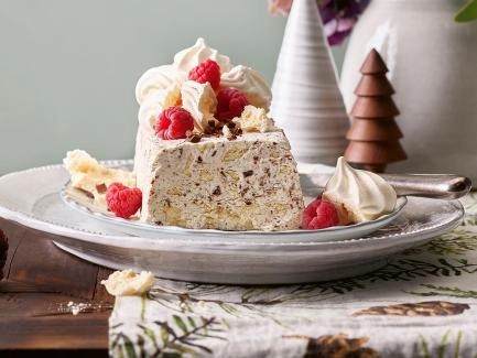 Stracciatella-Parfait mit Meringues und Himbeeren