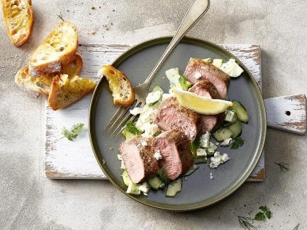 Lamm-Tagliata auf Gurken-Feta-Salat 