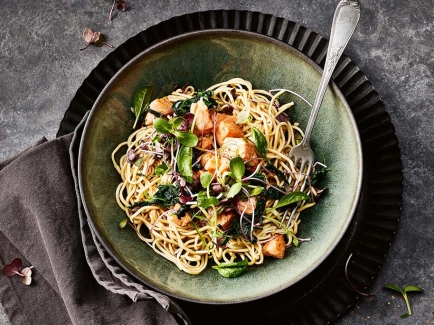 Asia-Nudelbowl mit gebratenem Lachs