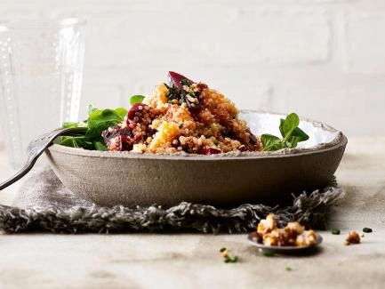 Quinoa-Salat mit Randen und Orange 