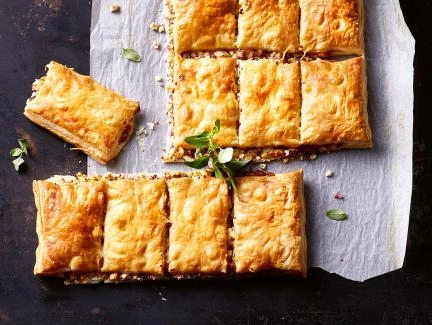 Börek mit Feta, roten Zwiebeln und Kräutern
