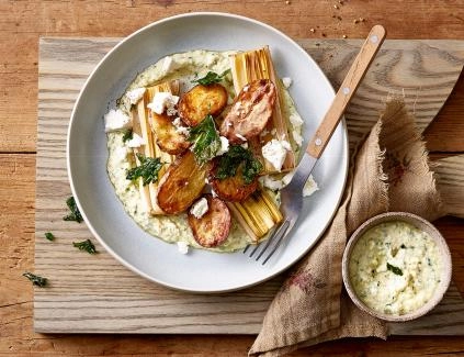 Gebackener Lauch mit Kartoffeln und Feta-Dip