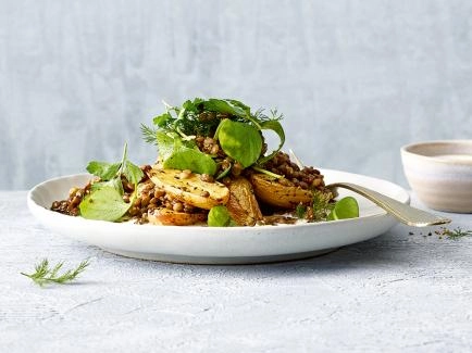 Salat von gerösteten Kartoffeln mit Linsen