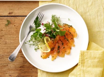 Roh marinierter Saibling mit Radieschen-Kräuter-Salat