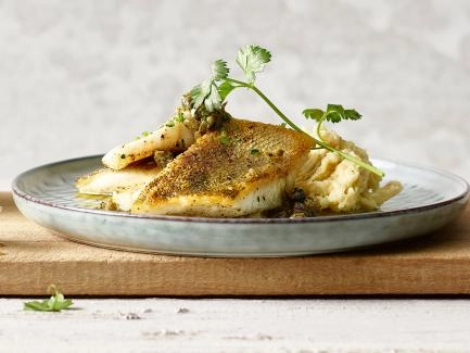 Zanderfilet mit Kartoffel-Sellerie-Püree und Kapernbutter