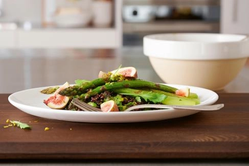 Schwarzer Reissalat mit Rucola, Feigen und Spargeln