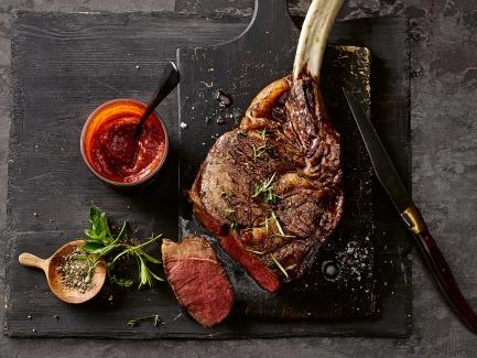 Tomahawk-Steak mit Rum-BBQ-Sauce