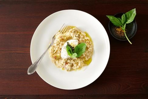 Carciofini-Risotto mit Burrata und Basilikumöl