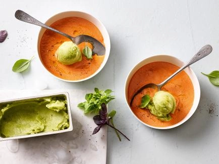 Kalte Peperonisuppe mit Gurkensorbet 