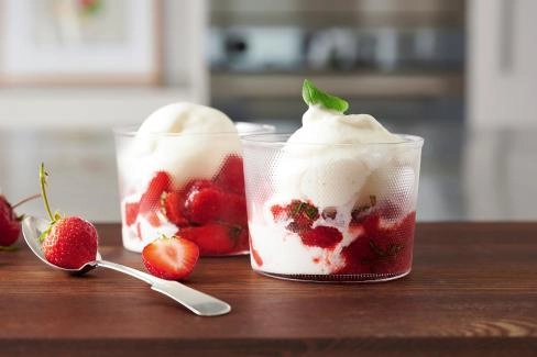 Mozzarellaglace mit Erdbeeren und Basilikum