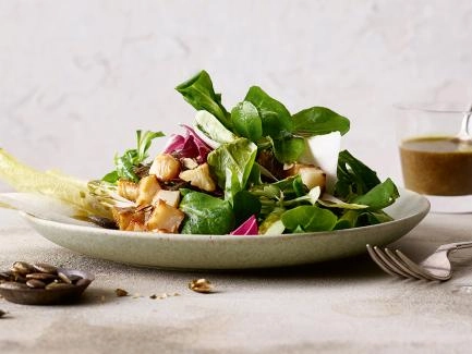 Salat von gebratenem Sellerie an Kürbiskerndressing