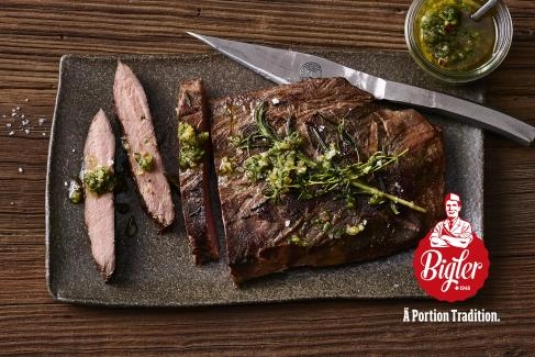 Sous Vide gegartes Flat Iron mit Chimichurri-Sauce