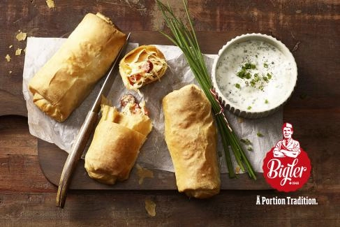 Kleine Sauerkraut-Peperoni-Strudel mit Seeländerli