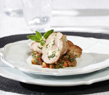 2011-07-08-schweinsfilet-mit-basilikum-feta-fuellung-an-warmer-tomaten-vinaigrette