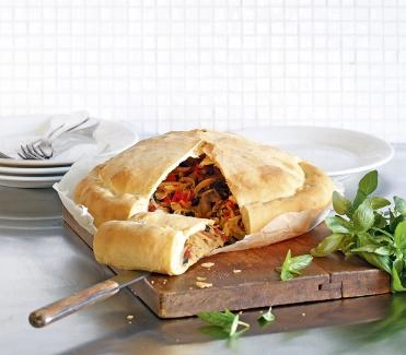 2011-10-apulischer-calzone-mit-zwiebeln-tomaten-und-oliven