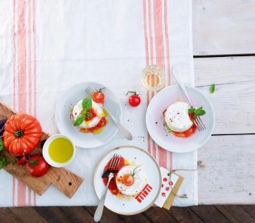 Basilikum-Mousse an roher Tomatensauce