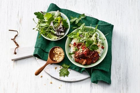 marktfrisch reisnudelsalat mit kraeutern und gebratenen schweinsfiletstreifen 010420