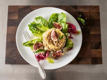 Gefüllter Tomme im Nussmantel auf Blattsalat