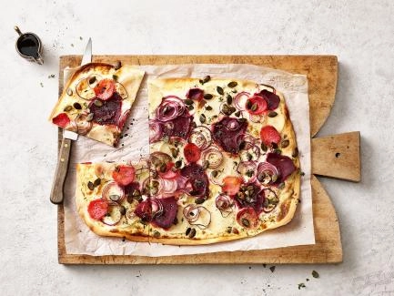 Flammkuchen mit Randen und roten Zwiebeln 