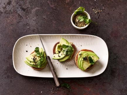 Vegane Blinis mit Avocado und Dukkah