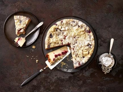 Cheesecake mit weisser Schokolade und Himbeeren