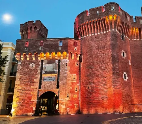 Das «Castillet», das ehemalige Stadttor, ist ein Wahrzeichen von Perpignan.