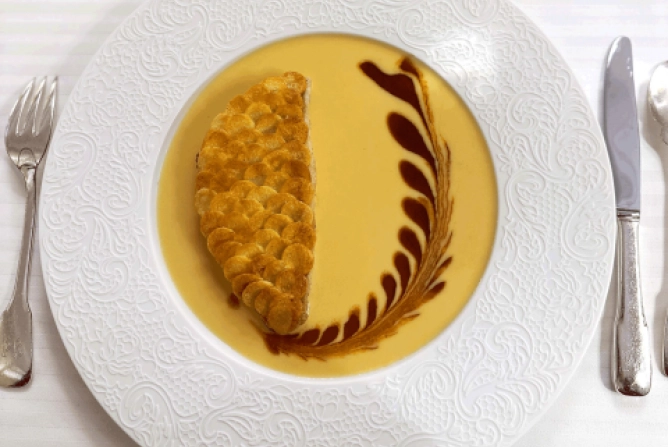 Rotbarbe mit Kartoffelschuppen und die Trüffelsuppe VGE gehören zu den Bocuse-Klassikern.