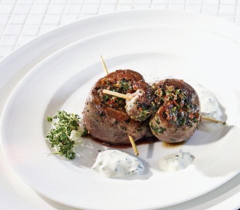 2011-04-gerollte-lammfilets-am-spiess-mit-kresse-joghurt
