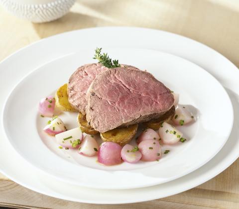 2011-05-pochiertes-rindsfilet-mit-glasierten-radieschen-und-meerrettichschaum