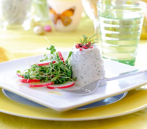 mousse-geraeucherter-forelle-kresse-radieschen-salat.jpg