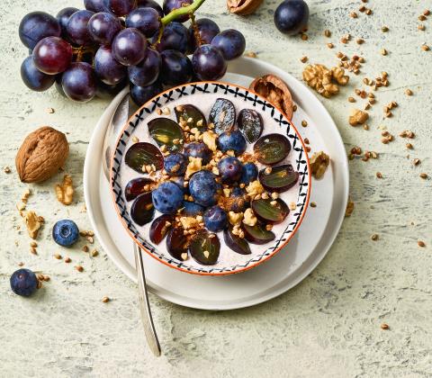 201705 baumnuss joghurt muesli mit trauben ind blauneeren